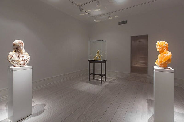 Left: Barry X Ball, Purity, 2008–2013; Background: Barry X Ball, Perfect Forms, 2010–2014; Right: Barry X Ball, Envy, 2008–2010